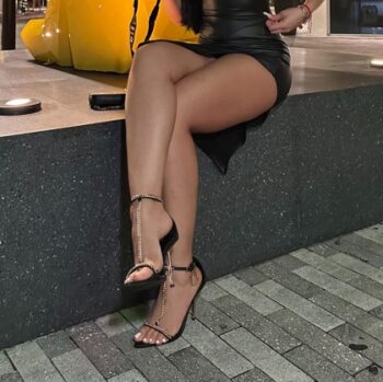 20 תמונות סקסיות של המילפית עם הגוף גיטרה, הגוף הסקסי האגסי של קים קארדשיאן, תחת ענק שיש לך על הפנים ויפנק לך את הזין עד שתגמור כל כך חזק! + 3 סרטי סקס של אדל המילפית הסקסית המושכת